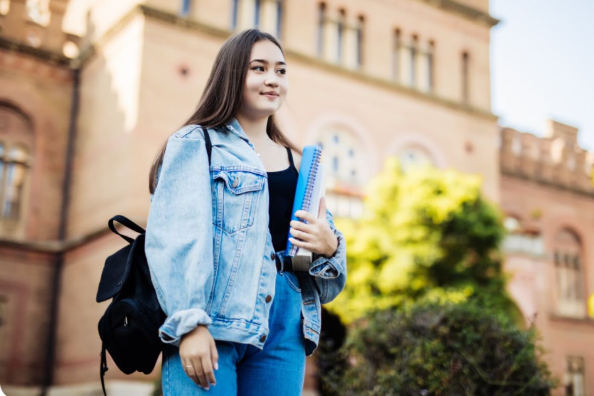 a guide for students to study in cardiff