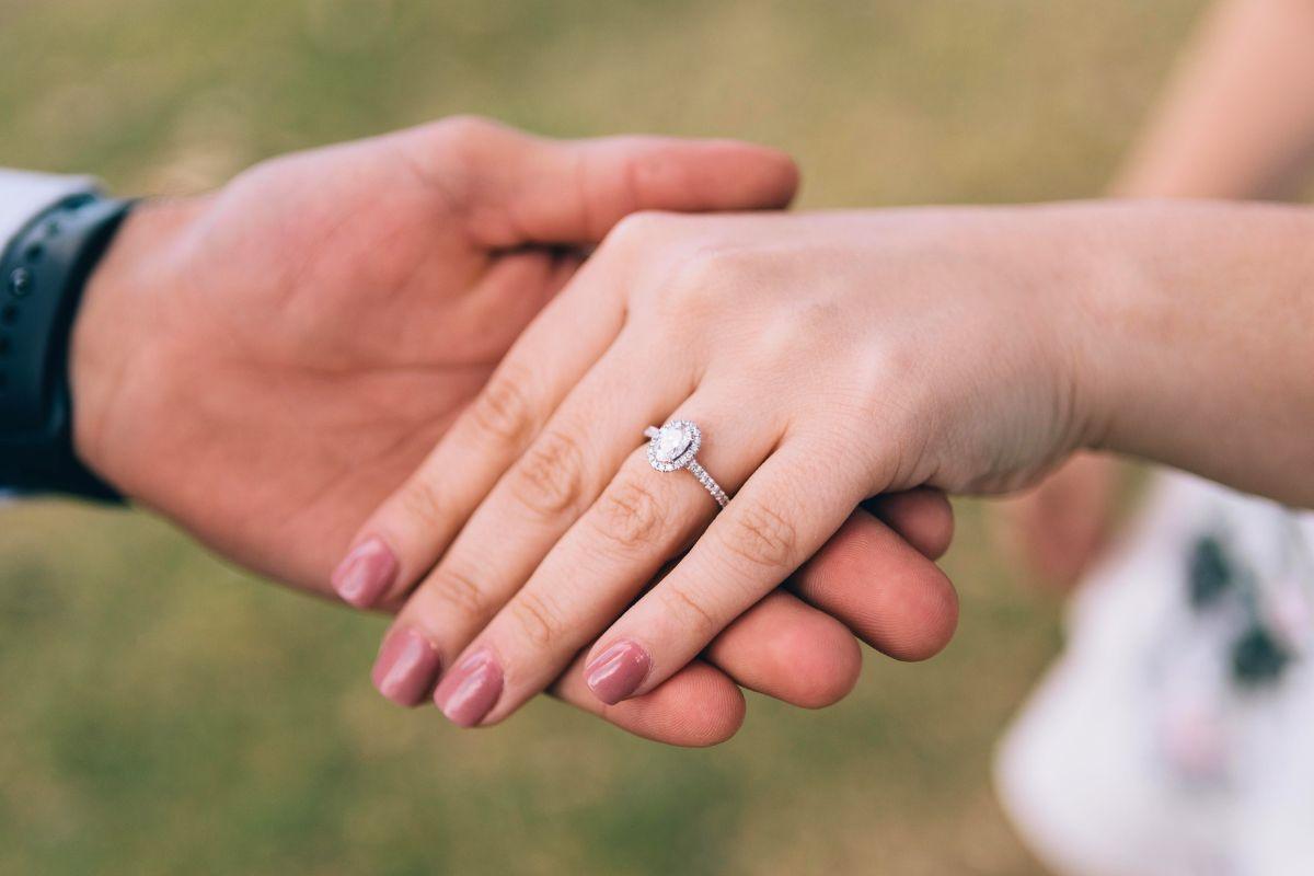 how to check a diamond report before buying a ring